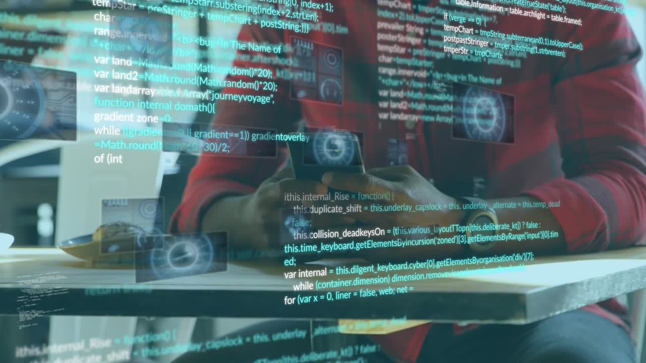 Hombre adulto sentado sosteniendo un teléfono y tocando superposiciones de código que aparecen y se extienden para visualizar datos