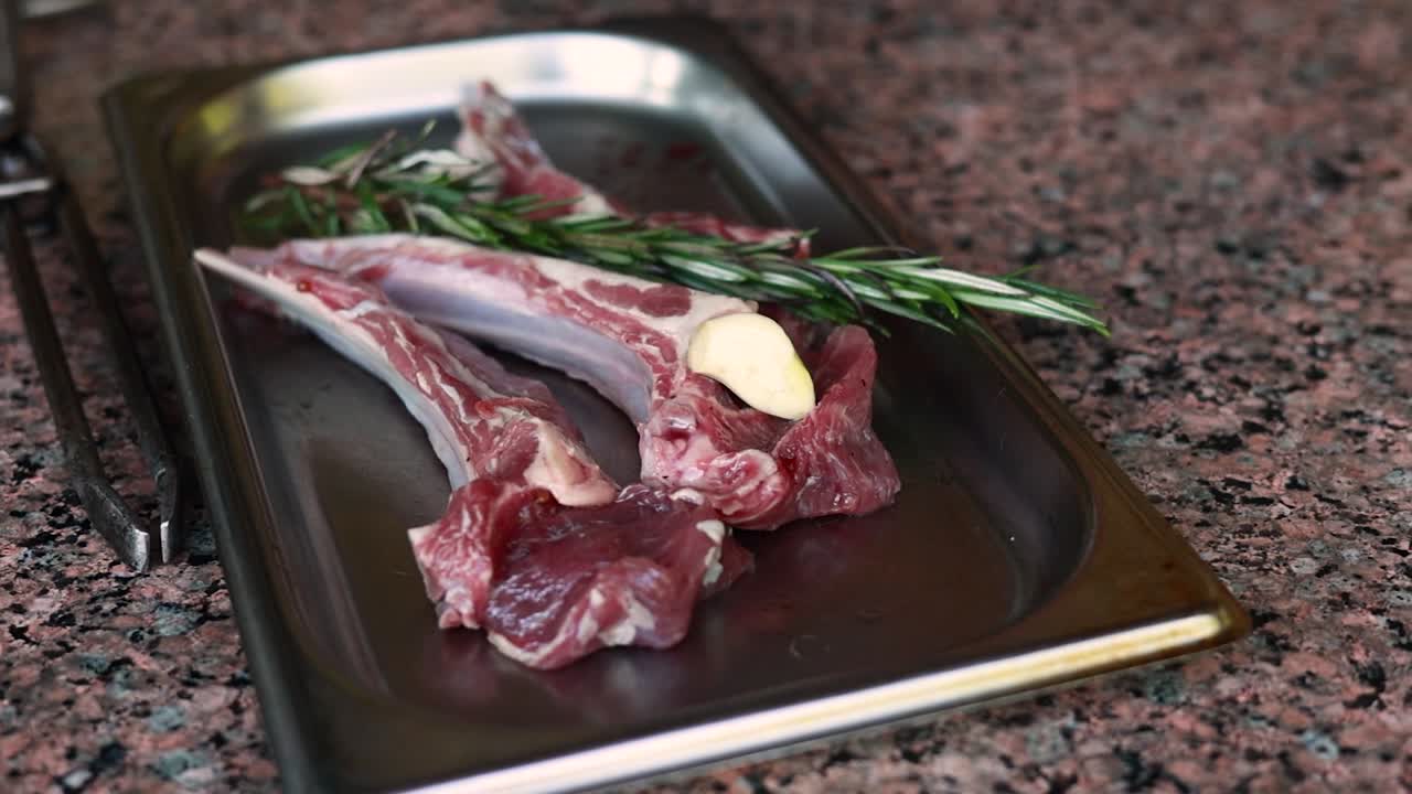 그릴 준비 된 생 고기 갈비