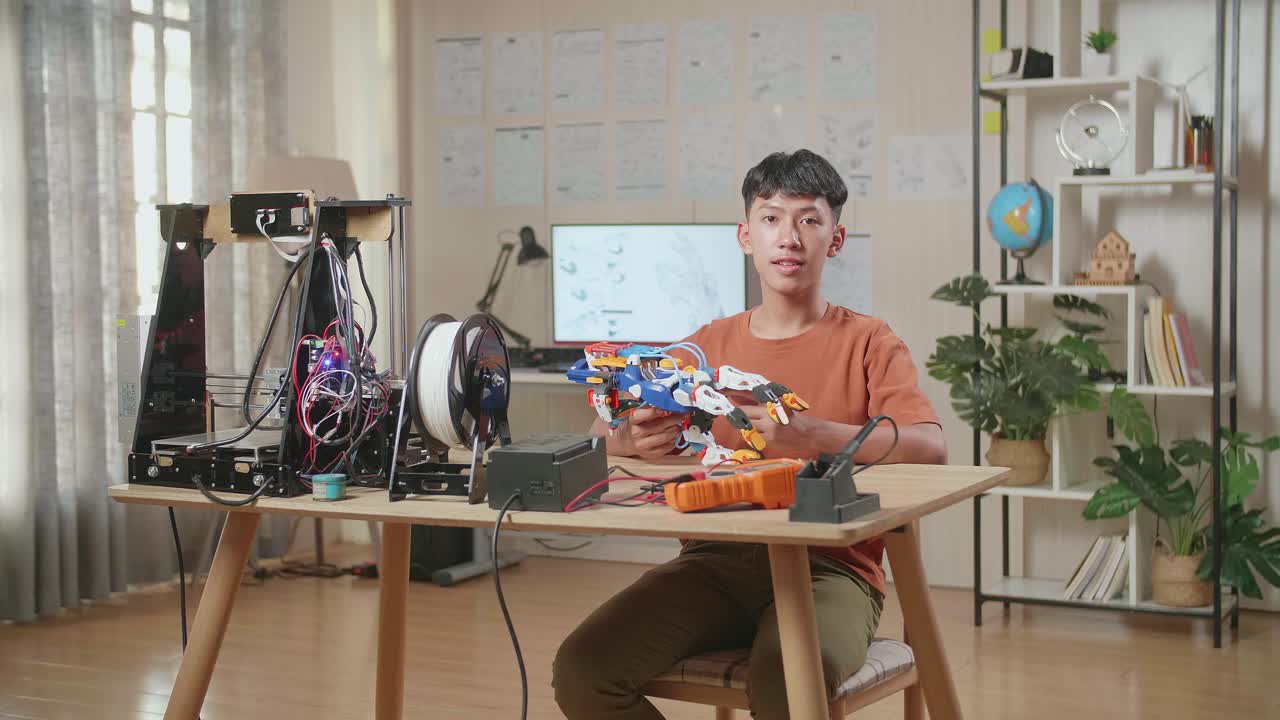 3d 인쇄된 로 팔 프로젝트에서 일하는 십대