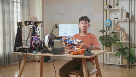 adolescente trabajando en un proyecto de brazo robótico impreso en 3d