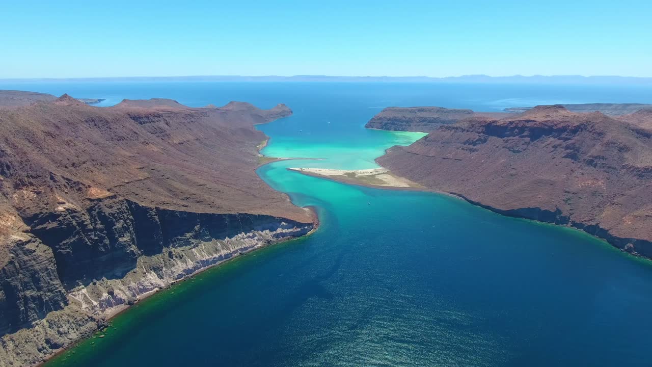 독특한 사막 산 절벽의 느린 비행과 섬 사이의 절단을 볼 수 있는 놀라운 물 풍경