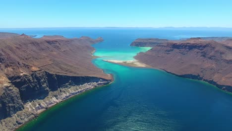 Langsamer-Strafeflug-über-Einzigartige-Wüstenbergklippen-Und-Eine-Atemberaubende-Wasserlandschaft-Mit-Blick-Auf-Den-Schnitt-Zwischen-Den-Inseln