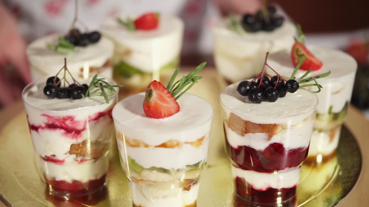 서비스 트레이 에 있는 다양 한 사소 한 디저트