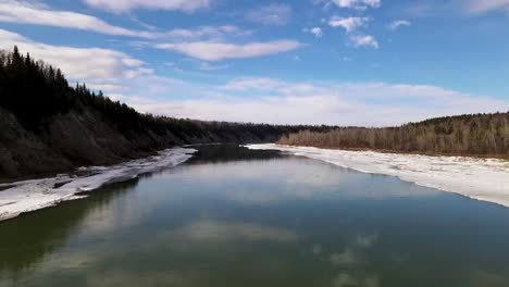 Volando-Sobre-El-Río-Saskatchewan-Del-Norte-En-Devon-Alberta