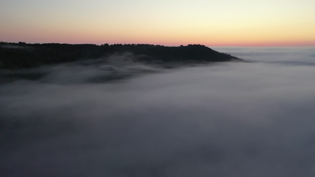 안개 산의 해가 뜨고 해가 지고