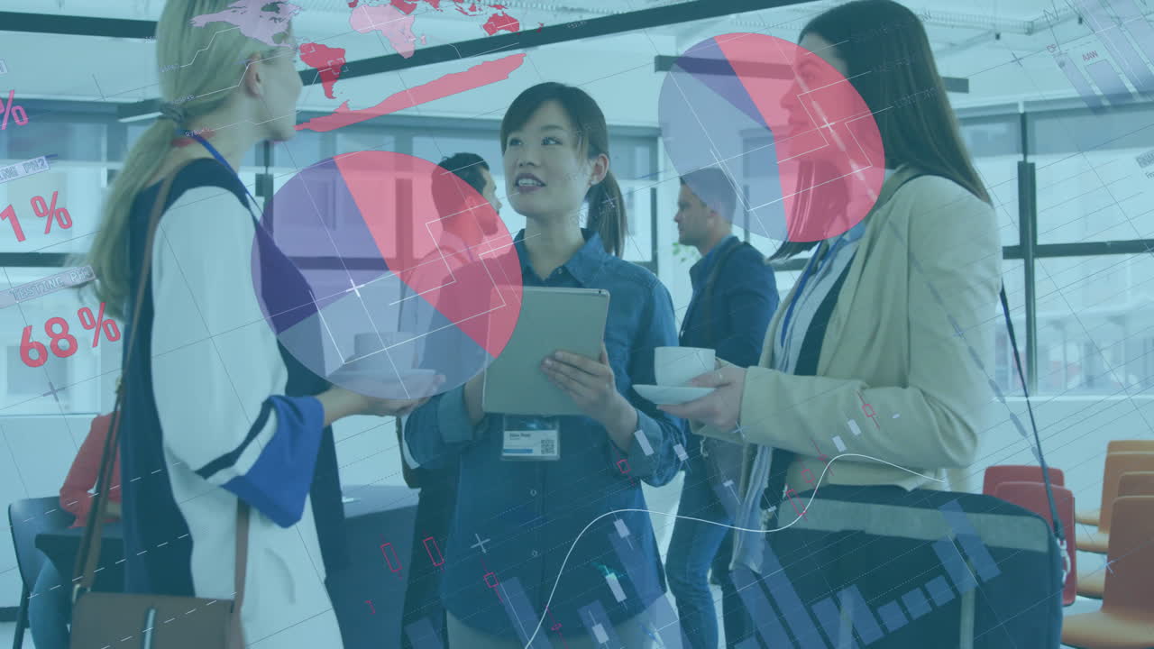 사무실에서 다양한 사업가들에 대한 금융 데이터 처리의 활성화