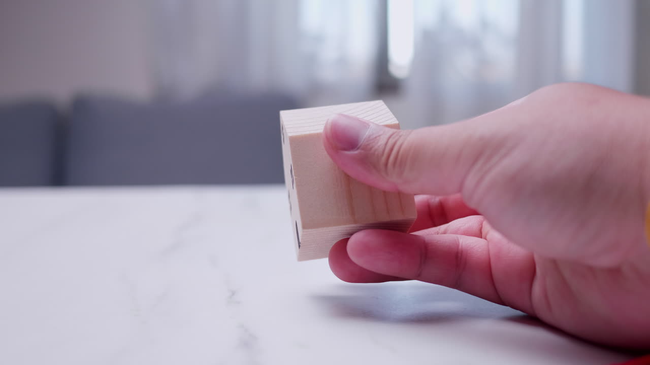 동남아시아의 부동산 금융 및 투자를 대표하는 소형 집의 근접 사진