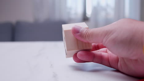 primer plano de una casa en miniatura que representa la financiación inmobiliaria y las inversiones en el sudeste asiático