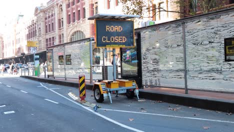 sign alternates between 'road closed' and 'd'graves access only'