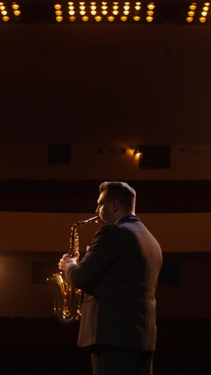 Saxofonista che si esibisce sul palco