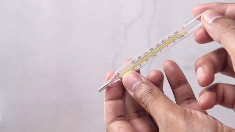 comprobar la temperatura corporal con un termómetro