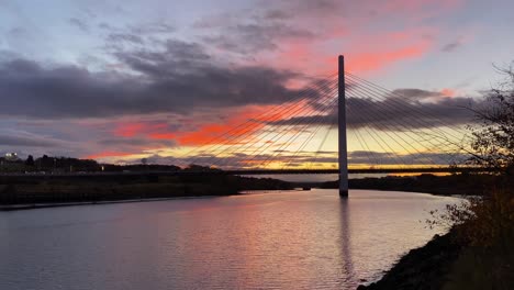 El-Puente-De-La-Aguja-Norte-Sobre-El-Río-Wear-En-Sunderland,-Inglaterra,-Durante-Una-Hermosa-Puesta-De-Sol-Naranja