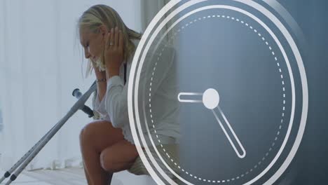 animación de un reloj en movimiento sobre una mujer caucásica discapacitada que usa muletas