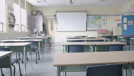 Empty-establishing-shot-of-a-classroom-in-high-school