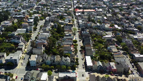 Drohne-Kippt-über-Häuser-Mit-Einzigartiger-Architektur-In-Den-Vororten-Von-San-Francisco