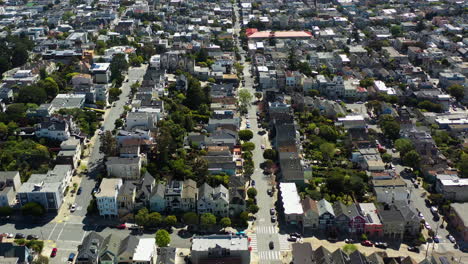 drones inclinándose sobre casas de arquitectura única en los suburbios de san francisco