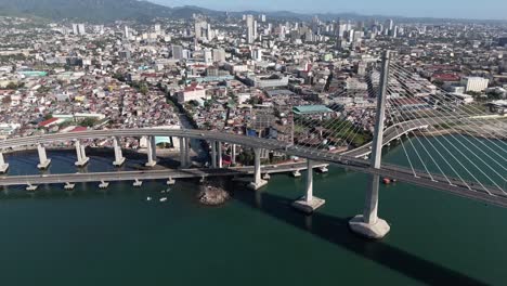 Cebu-Cordova-Link-Expressway,-Mit-Cebu-City-Hintergrund