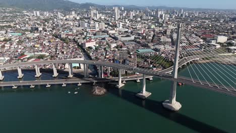 autopista de enlace de cebu cordova, con la ciudad de cebu como telón de fondo