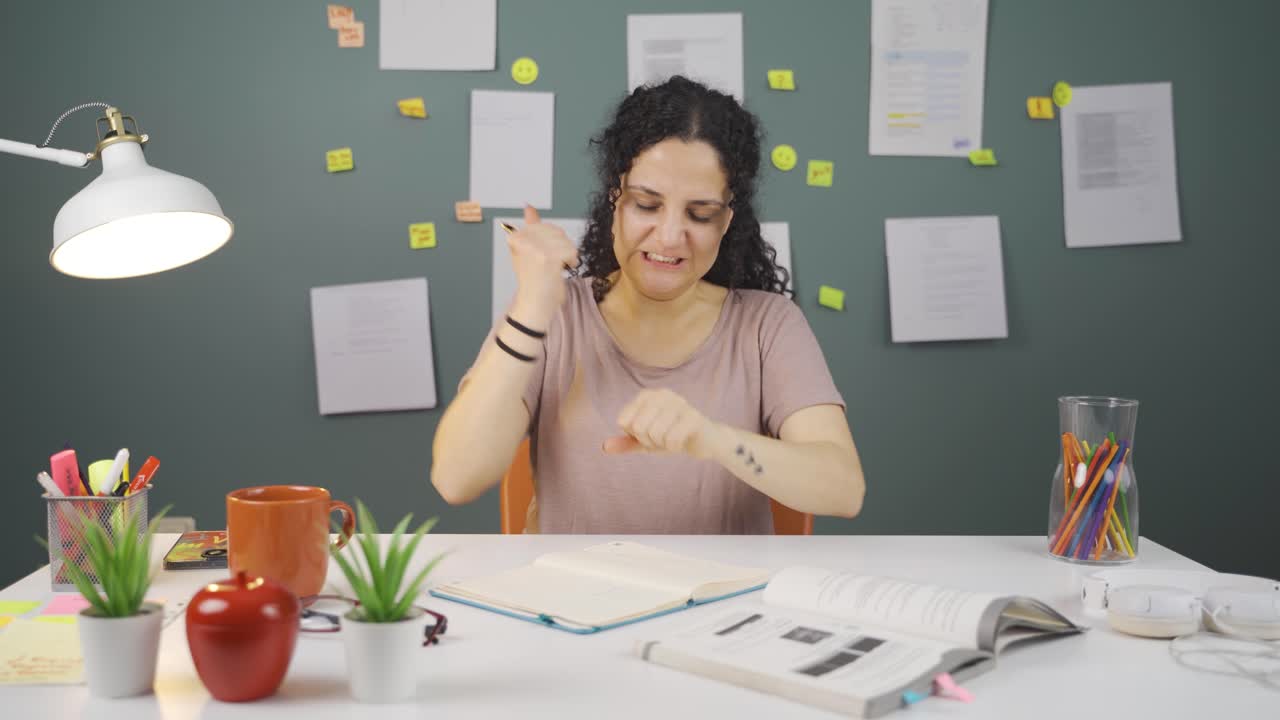 una estudiante mentalmente enferma que no se siente bien.