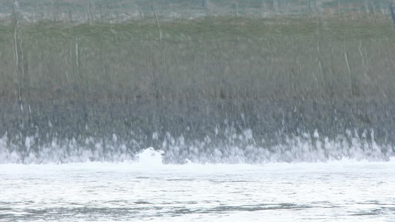 물이 부드럽게 흐르는 낮은 콘크리트 강 위의 기초