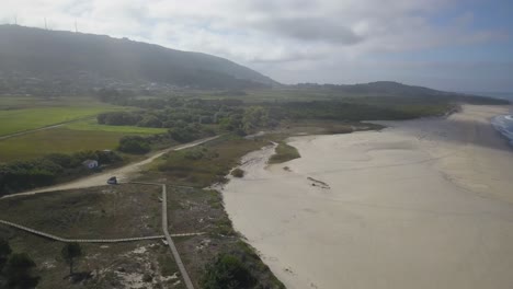 Imágenes-Aéreas-De-Surfistas-En-La-Costa-Oeste-De-Portugal