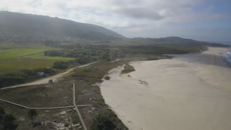 imágenes aéreas de surfistas en la costa oeste de portugal