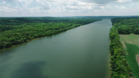 Stille-Des-Flusses-Im-Waldgebiet-Im-Mousetail-Landing-State-Park-Im-Perry-County,-Tennessee,-Vereinigte-Staaten