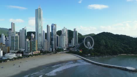 Luftaufnahme-Der-Stadt-Balneário-Camboriú-Mit-Dem-Riesenrad-Santa-Catarina-Brasilien-Am-Morgen