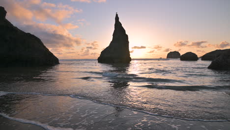 pila de siluetas de mar al atardecer