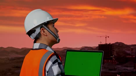 ingeniero de construcción trabajando en un proyecto al atardecer