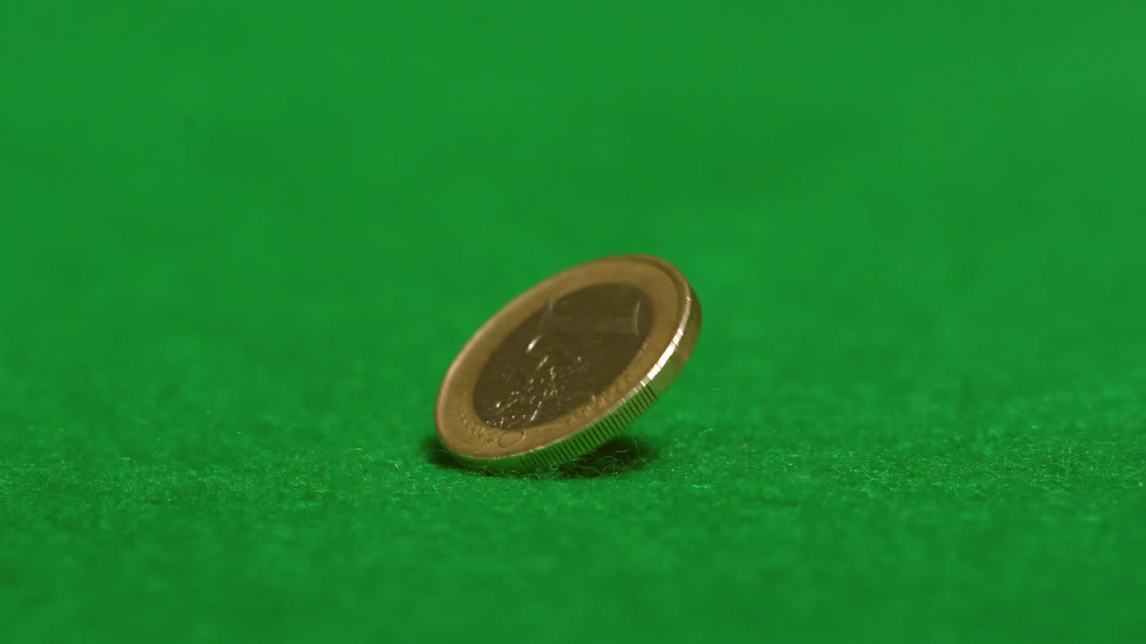 moneda de euro girando en la mesa del casino