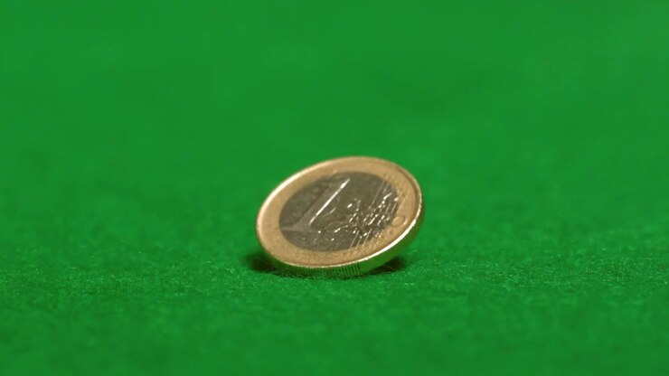 Moneta euro che gira su un tavolo da casinò