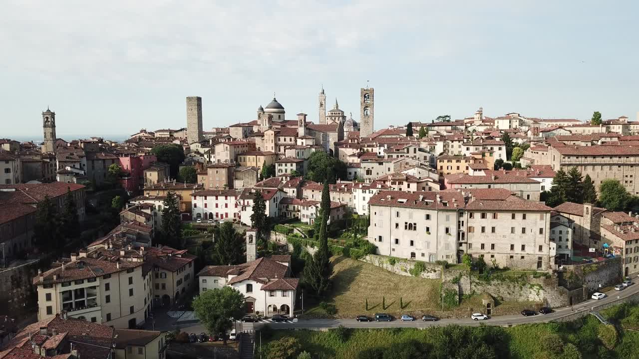 베르가모 (bergamo) - 이탈리아의 아름다운 도시 중 하나 - 도시 중심부와 역사적인 건물의 풍경