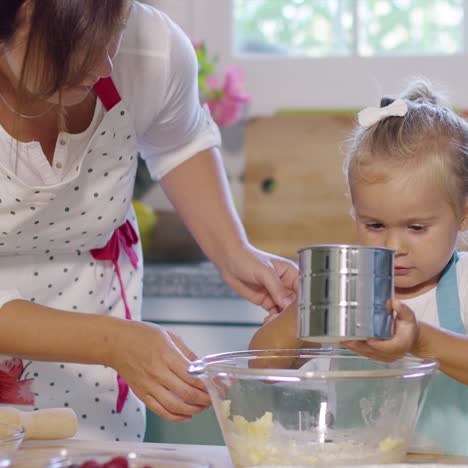 linda niña ayudante en la cocina
