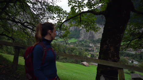 Frau,-Die-An-Einem-Düsteren-Tag-Im-Lauterbrunnental-Durch-Bäume-Und-Schatten-Wandert