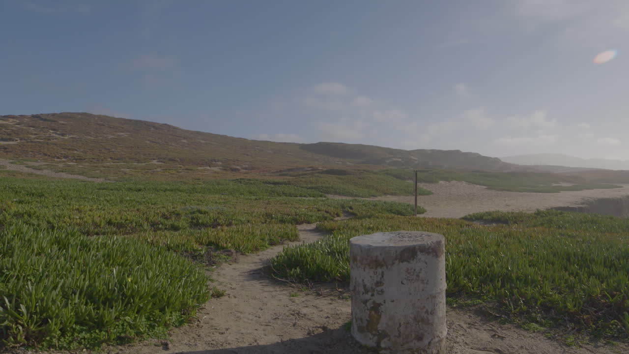 toma panorámica en cámara lenta de un día soleado en la playa estatal del puerto deportivo de la bahía de monterey de california