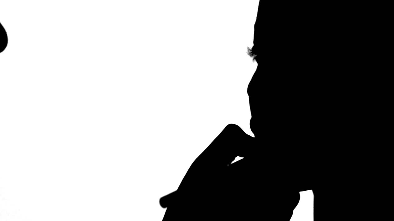 메이크업 아티스트가 모델의 얼굴에 립 글러스를 붙이고 있습니다.