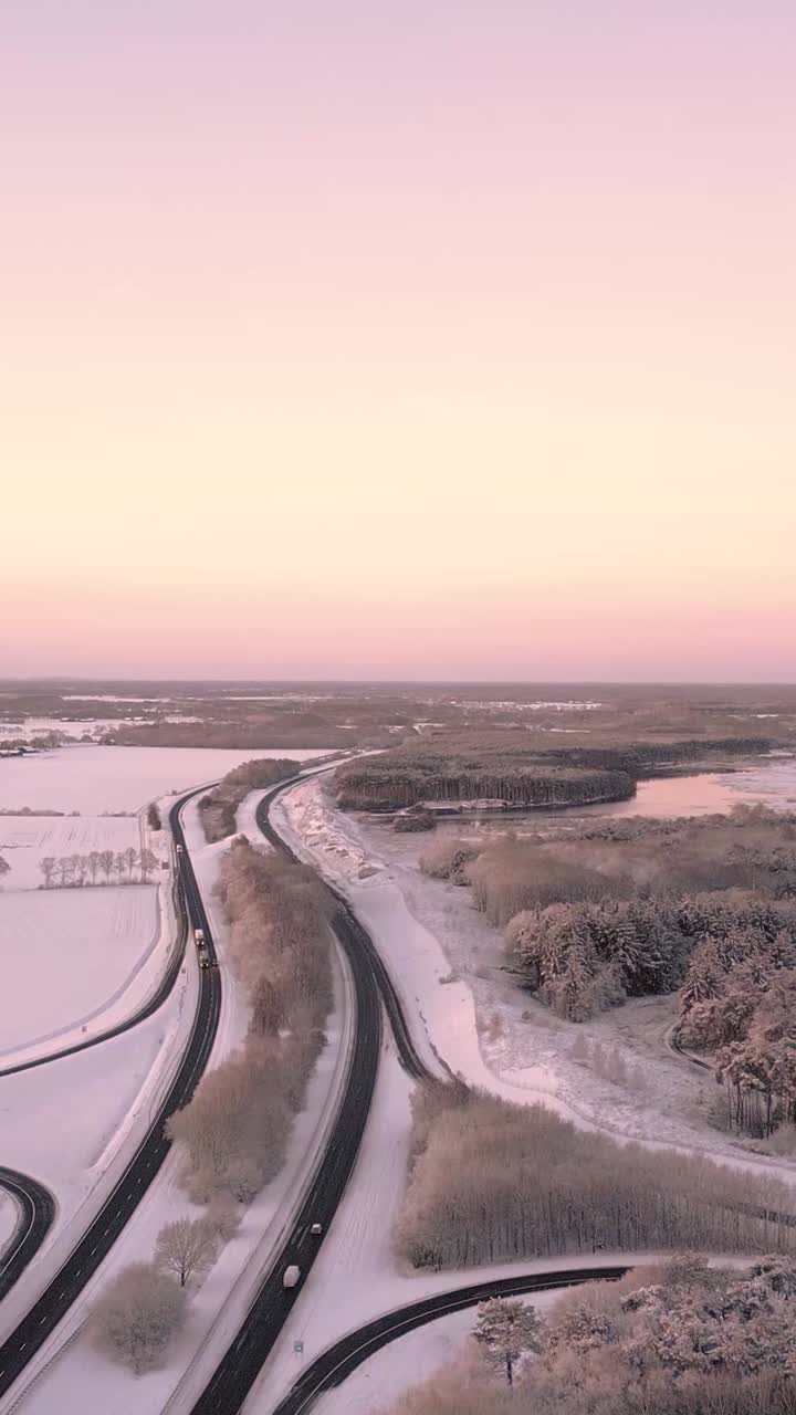 해가 뜨는 시점 에 겨울 고속도로 를 공중 에서 볼 수 있다