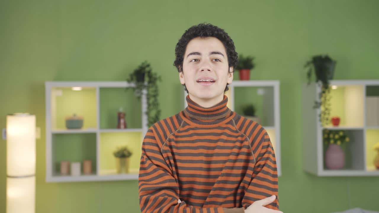 y un adolescente lindo y emocionado.