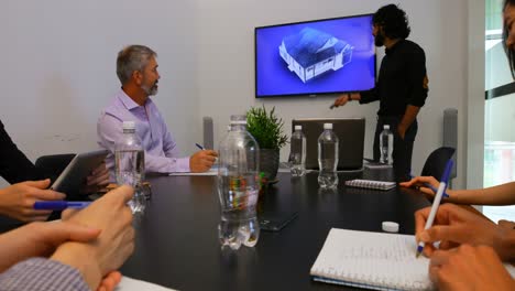 hombre de negocios dando una presentación en la sala de conferencias 4k