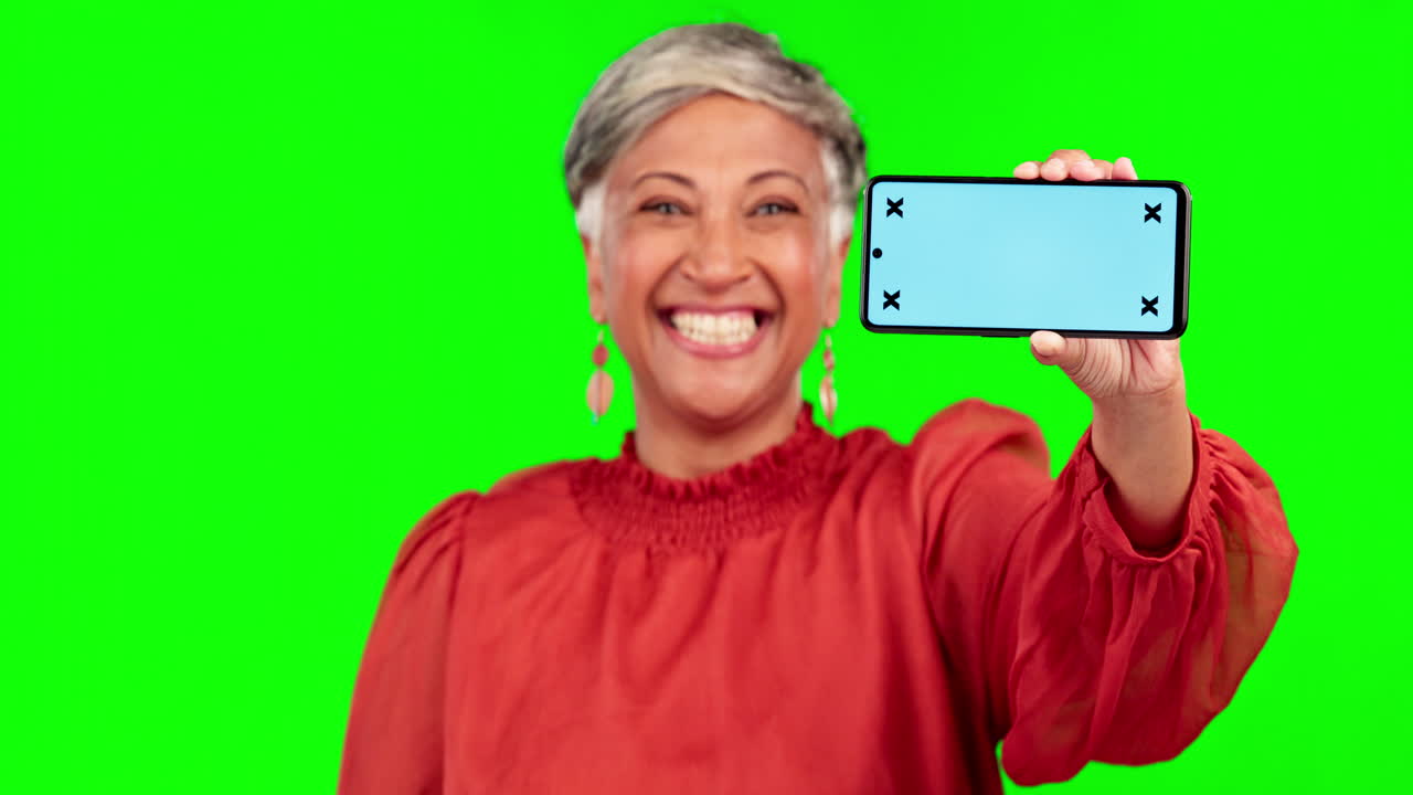 Mockup, celular e retrato de mulher em fundo verde