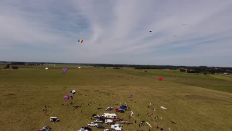 Vista-Aérea-De-Muchas-Cometas-Volando-En-El-Cielo-Durante-Un-Día-Ventoso-En-Buenos-Aires-Durante-El-Evento-De-Aeromodelismo---Plano-General