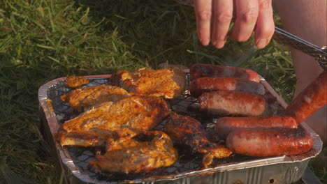 La-Persona-Voltea-Las-Carnes-En-La-Parrilla-De-Barbacoa-A-La-Hora-Dorada,-Primer-Plano