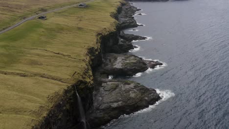 vista aérea de la montaña enniberg cerca de la ciudad de vidareiði en la isla de viðoy durante el océano ondulado