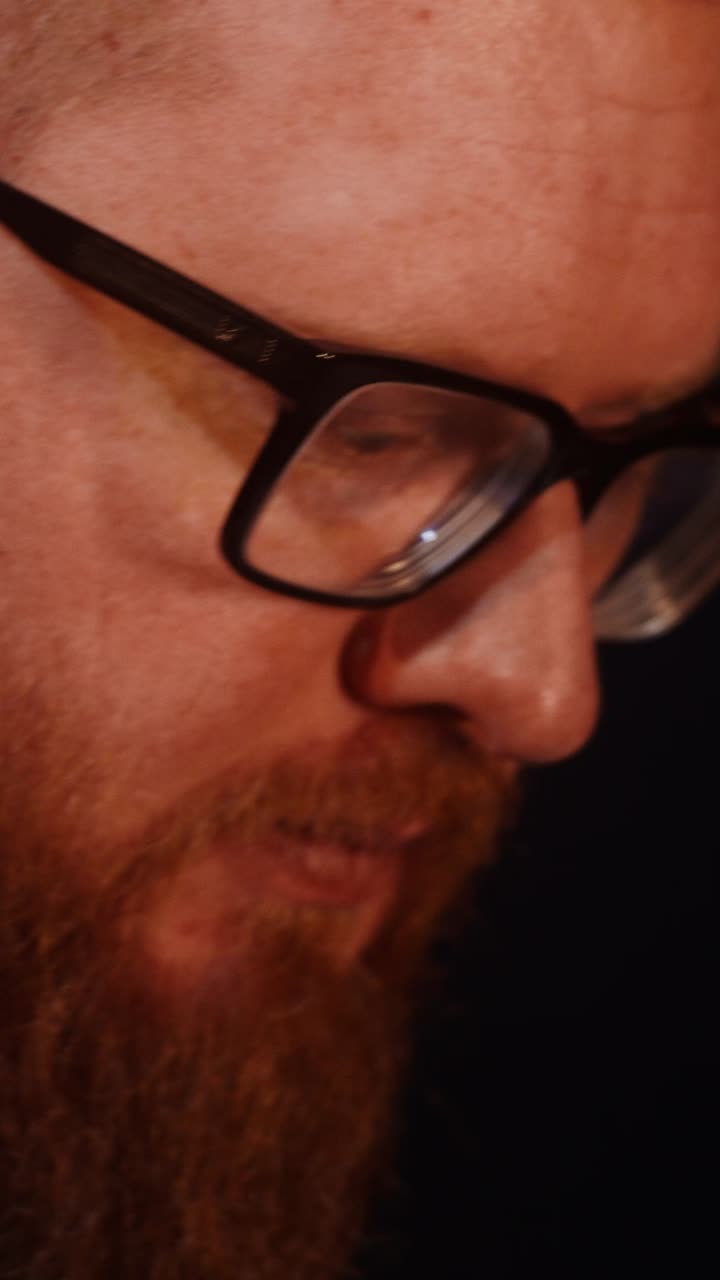 primer plano de un hombre con gafas y barba