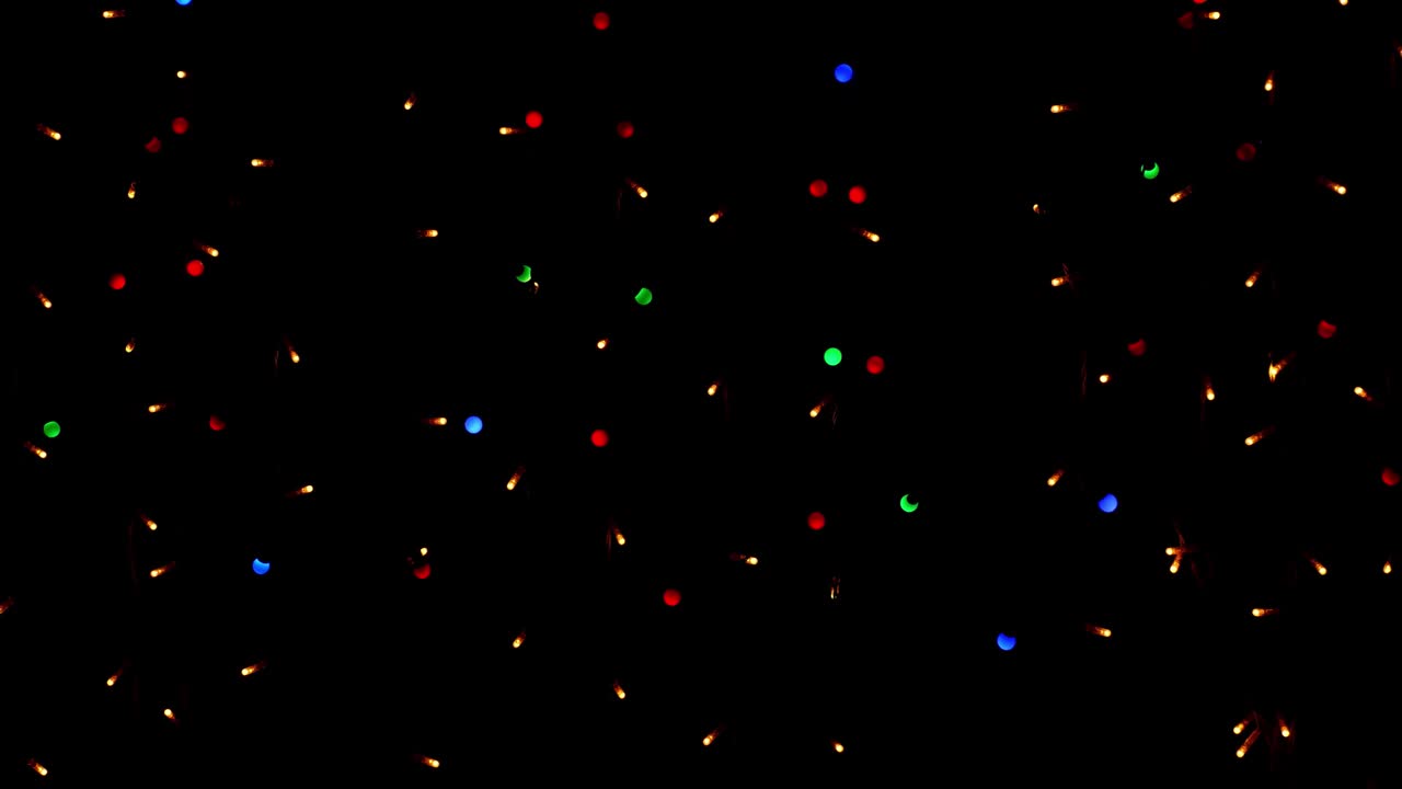 luces de guirnaldas multicolores sobre fondo negro. año nuevo o navidad, versátil telón de fondo festivo y mágico