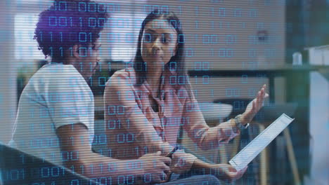 animación del procesamiento de datos financieros sobre diversas personas de negocios discutiendo el trabajo en la oficina