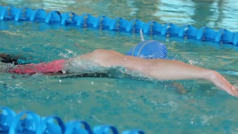 Mujer-En-Forma-Nadando-En-La-Piscina