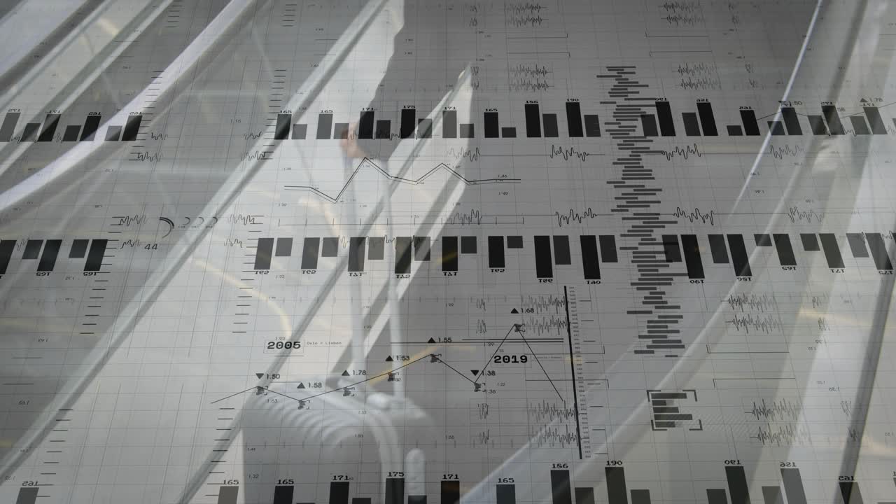 Donna che sale sulla scala mobile in transito, tiene una valigetta e il telefono, mentre grafici in movimento si sovrappongono ai dati