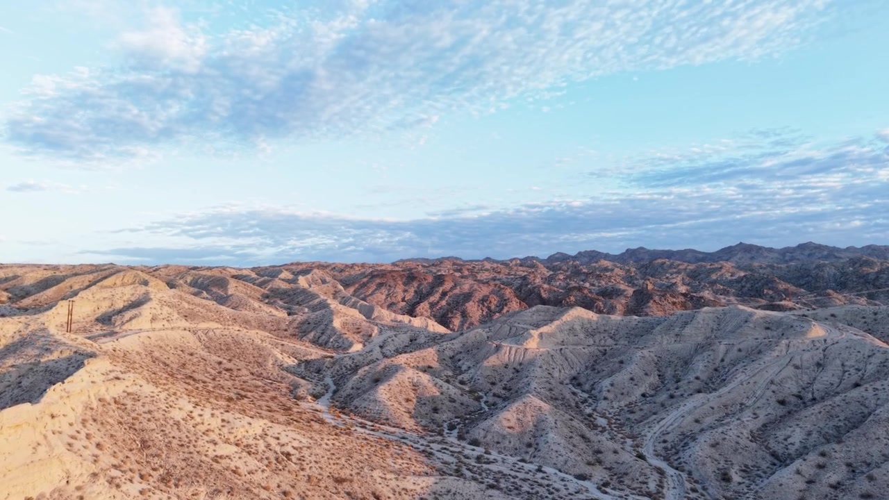 Langsom luftig svev over sanden i Mojave-ørkenen nær Laughlin, Nevada, som avslører fantastiske pittoreske utsikter over denne storslåtte ørkenen ved soloppgang
